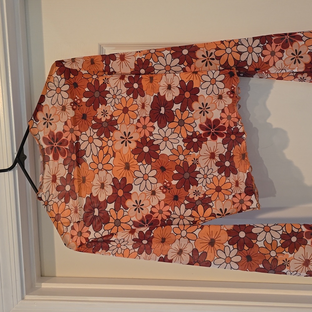 Mesh flowered top with flared sleeves
